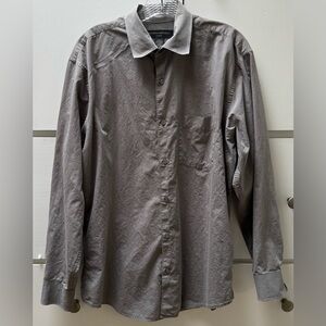 Men’s Banana Republic gray Classic style dress shirt with front pocket in size L